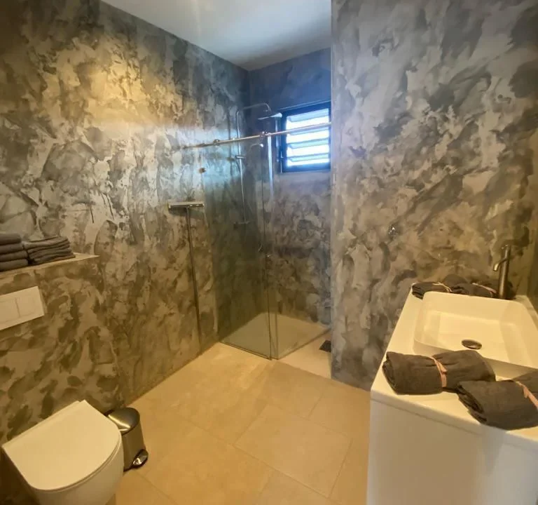 premium-bonaire-rentals-modern-bathroom
